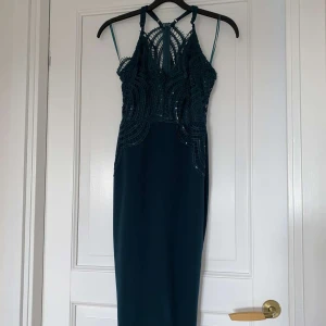 Festklänning  - Mörkgrön festklänning. Storlek 36. Använd endast 1 gång. I bra skick! 