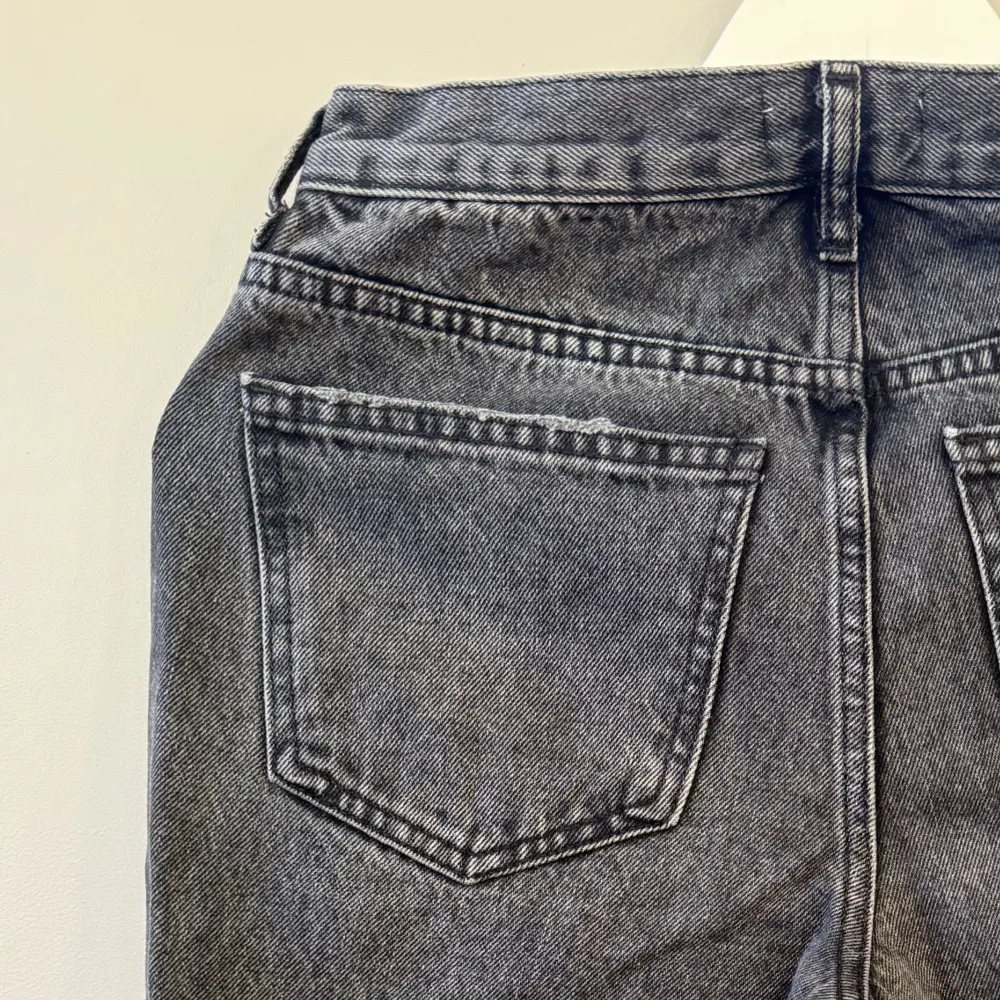 Säljer mina jeans från Gina Tricot, stolek 34, få tal använda, säljer då dom har blivigt för små. Köparen står för frakten ❤️‍🔥. Jeans & Byxor.