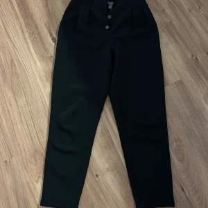 Byxor  - Säljer ett par byxor i storlek 38