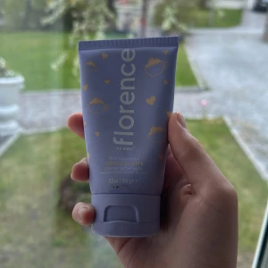 Florence skincare - 3 produkter från Florence by mills. Det är 2 olika ansiktsmasker och 1 läppmask. 1 ansiktsmask är peel of och använts ungefär 5 gånger. Den andra är wash of och använts ungefär 4 gånger. Original pris för alla: 712kr ❤️