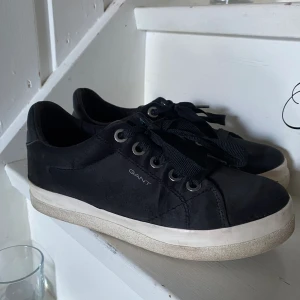 gant skor  - Gant skor i stolek 39, använda fåtal gånger och sparsamt använda, lite skitiga under men inget man tänker på eller ser (kolla bild 5)🫶🏻super fina detaljer på skorna och snören, det svarta är som mocka matrial så super fina skor🫶🏻pris: 350kr nypris:1300