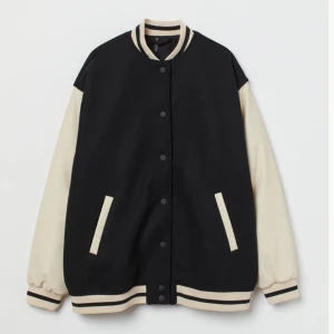 Block-coloured baseball jacket - Storlek Xs, men är loose och baggy. Nypris 399kr. Pris går att diskuteras🩷