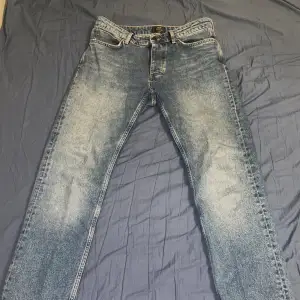 Säljer mina neuw stockholm jeans. Modellen är ray straight fit (straight fit med andra ord). Nypris ligger på runt 1400. Har du några funderingar är det bara att du hör av dig!