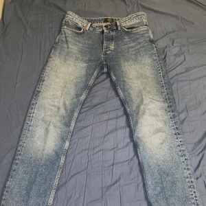 Neuw jeans - Säljer mina neuw stockholm jeans. Modellen är ray straight fit (straight fit med andra ord). Nypris ligger på runt 1400. Har du några funderingar är det bara att du hör av dig!