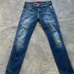 Riktigt feta Replay jeans, och jeansen har inga defekter alls! Vid andra frågor och funderingar är de bara att skriva!💯