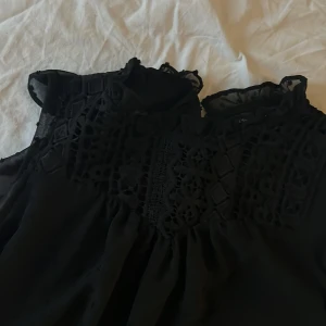 Spetsblus  - Säljer nu denna oanvända spetsblusen då den inte kommer till användning. Perfekt nu till sommaren. Storlek xs men stretchig!