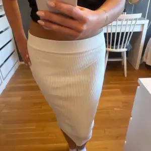 Ribbad söt kjol från Zara i vitt. Storlek L men liten i storleken❣️