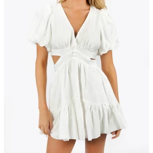 Vit klänning - Oanvänd, vit, kort klänning, perfekt till studenten eller bara som sommmarklänning.🌸🌸