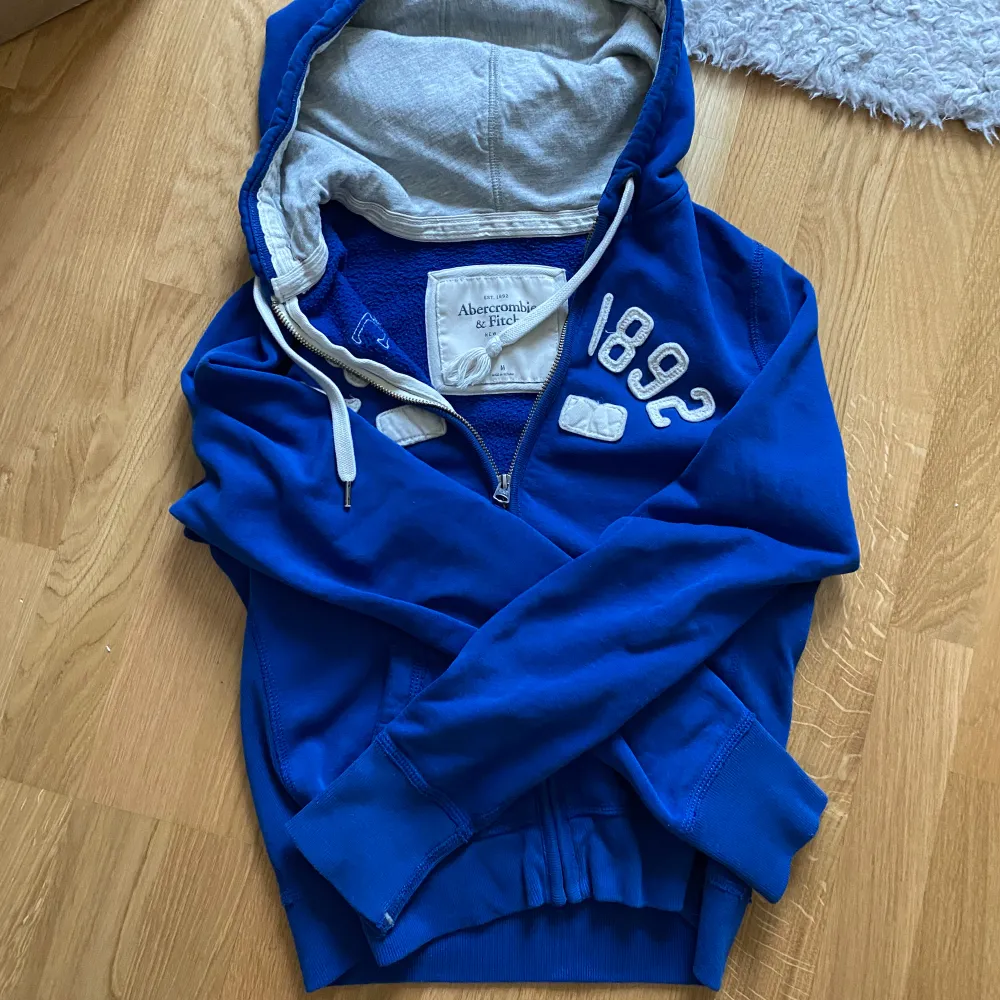 Blå abercrombie & fitch zip up hoodie i jättebra skick☺️ Det står att tröjan är i storlek M men den passar mig perfekt som vanligtvis har XS/S!  ‼️Fins kvar tills markerad som såld‼️. Hoodies.
