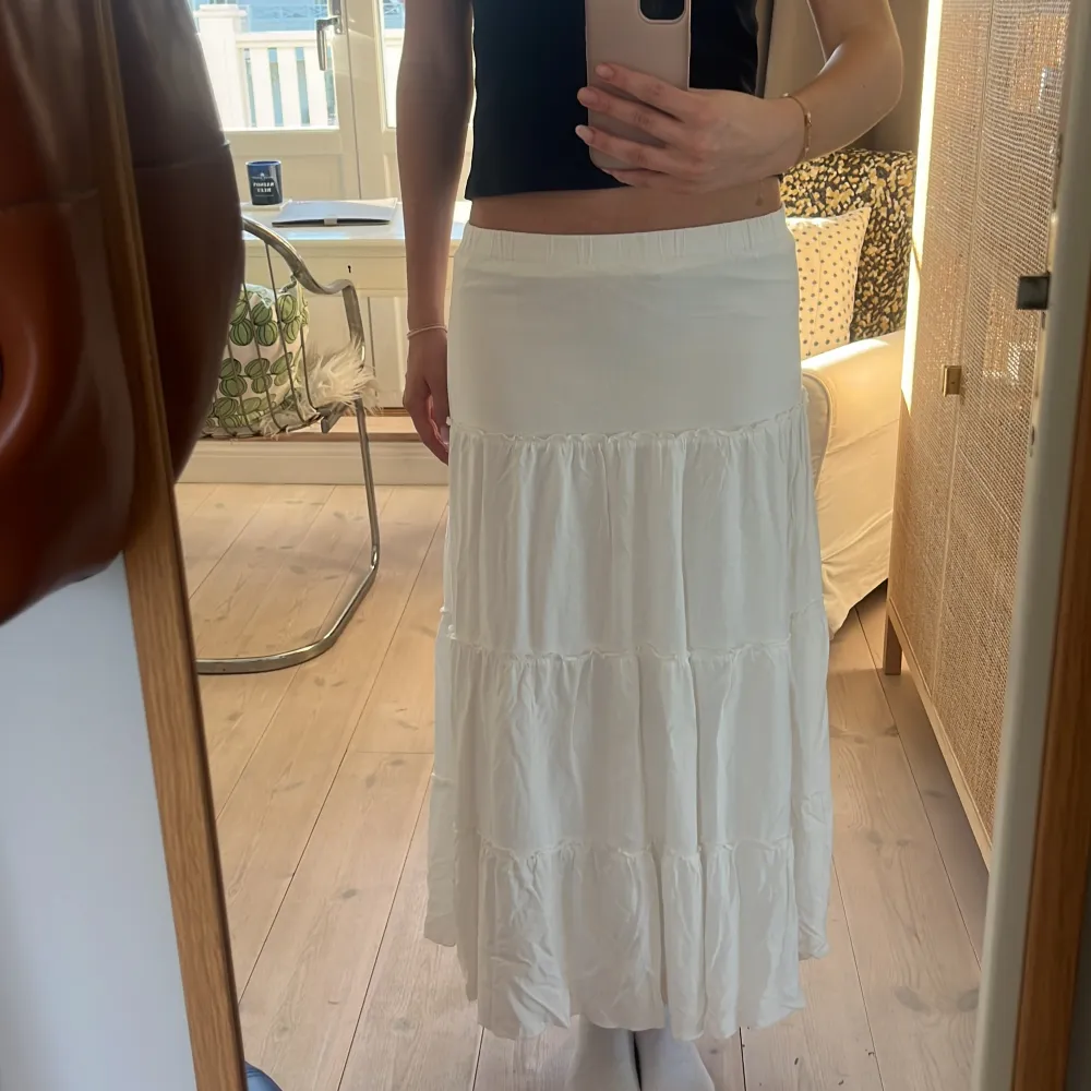 Säljer denna jätte fina kjolen från.  Brandy Melville som är perfekt nu till sommaren . Säljer pågrund av att den är för kort, jag är 174 cm. Använd fåtal gånger💕. Kjolar.
