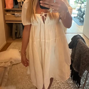 Zara klänning. - Jättefin sommarklänning som är slutsåld! Aldrig använt då den inte kommit till användning, storlek är s men passar xs och större 