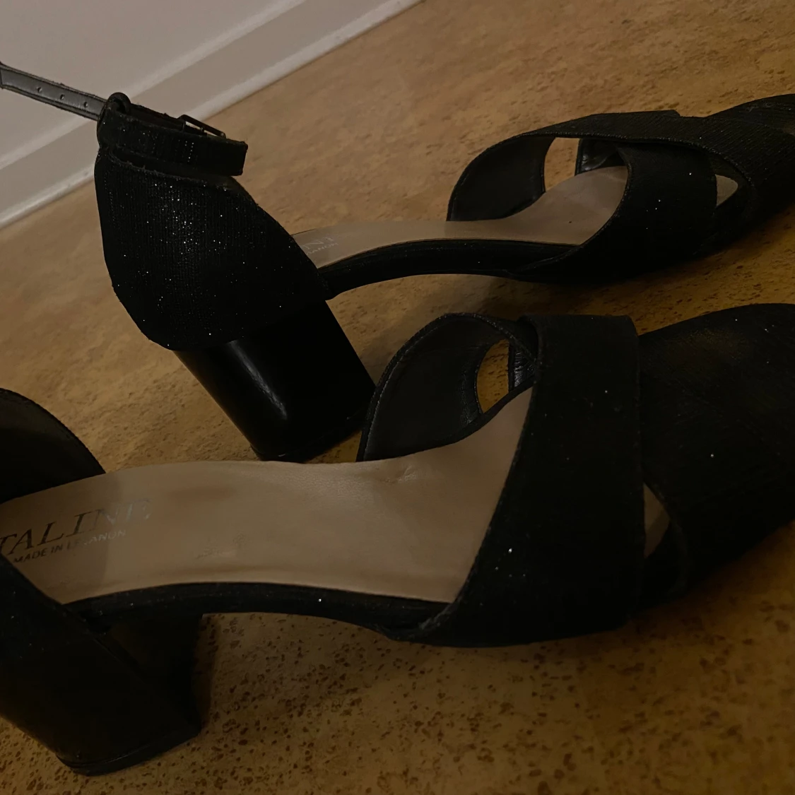 svarta klackar 👠  - 91