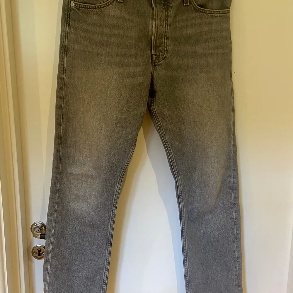 Helt oanvända Jack & Jones jeans i grå färg. Storleken: W29 L30 loose. Säljs pga att de har blivit försmå. . Jeans & Byxor.
