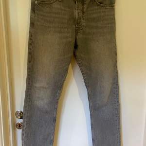 Helt oanvända Jack & Jones jeans i grå färg. Storleken: W29 L30 loose. Säljs pga att de har blivit försmå. 