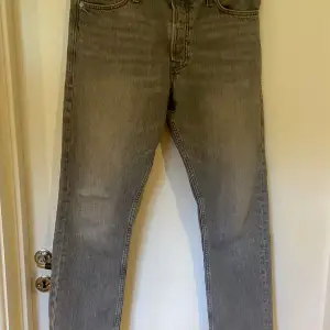 Helt oanvända Jack & Jones jeans i grå färg. Storleken: W29 L30 loose. Säljs pga att de har blivit försmå. 