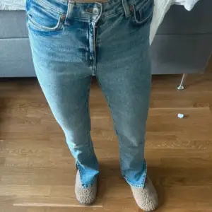 Jeans med slits nedtill från H&M  Strl 40 men passar mig som vanligtvis har 36-38 Är 173cm
