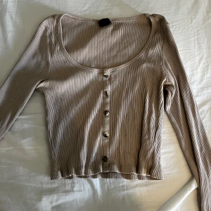 Tröja med knappar  - Superfin tröja, den är lite kortare så man ser lite av magen. Bra skick Om du vill ha fler/bättre bilder så är det bara att skriva ett meddelande så skickar jag gärna!