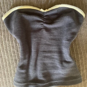 Blå tubtopp💙 - Så himla fin blå tubtopp från edikted. Nypris är 545kr + 110kr frakt men säljer för 349kr. Helt ny med lappen kvar, aldrig använd.💘