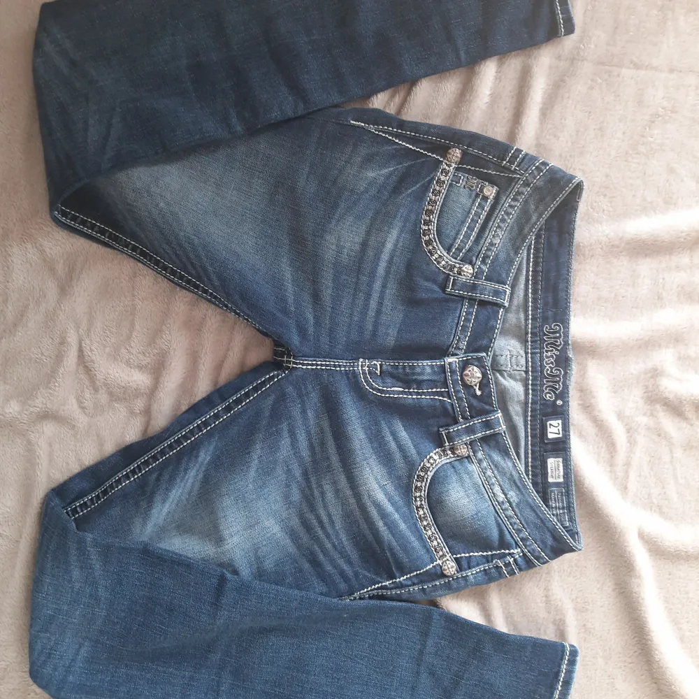 Säljer nu mina helt oanvända miss me jeans i storlek W27. Ordinarie pris kring 1500 mitt pris 650 kan diskuteras. För mer bilder och info hör gärna av er.❤️. Jeans & Byxor.