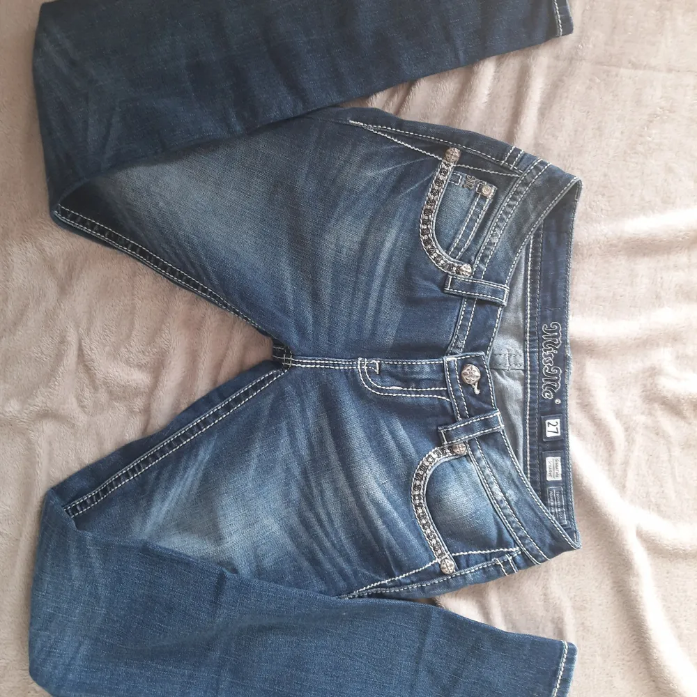 Säljer nu mina helt oanvända miss me jeans i storlek W27, passform straight. Ordinarie pris kring 1500 mitt pris 600 kan diskuteras. För mer bilder och info hör gärna av er.❤️. Jeans & Byxor.