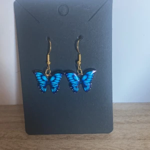 Örhängen  - Handgjorda smycken, blå fjäril 🦋 