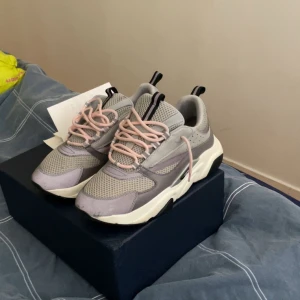 Nya syper stiliga skor nu till sommaren! - Dior B22 med rosa snörren, är i jätte bra skick, de är perfekt nu till sommaren. Har haft de i 4-5 månader men de passar inte mig längre.