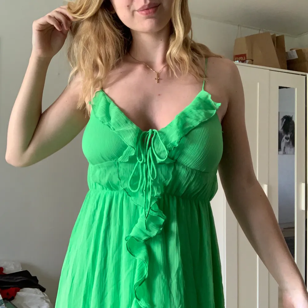 Oanvänd otroooligt vacker grön klänning! Prislappen på, nypris 500kr. Klänningar.