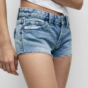 lågmidjade jeansshorts  - jätte fina lågmidjade jeansshorts från pull&bear som tyvärr inte passar mig. Använda ett antal gånger förra sommaren men fortfarande jättebra skick!