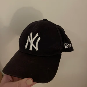 New york yankies keps - Flyttrensning!! Allt på min sida doneras i slutet av veckan. Hör av dig om nåt är intressant eller har frågor, pris kan diskuteras och bra paketpris fixas 💕