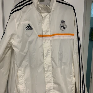 Adidas Real madrid vindjacka str L - Gammal real madrid vindjacka, använd men är i topskick 