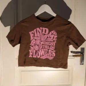 En fin magtröja brun T-shirt med rosa text. Tröjan har ett bra skick 💗