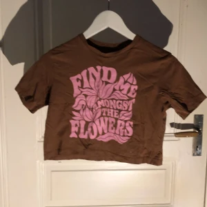 Brun magtröja T-shirt - En fin magtröja brun T-shirt med rosa text. Tröjan har ett bra skick 💗