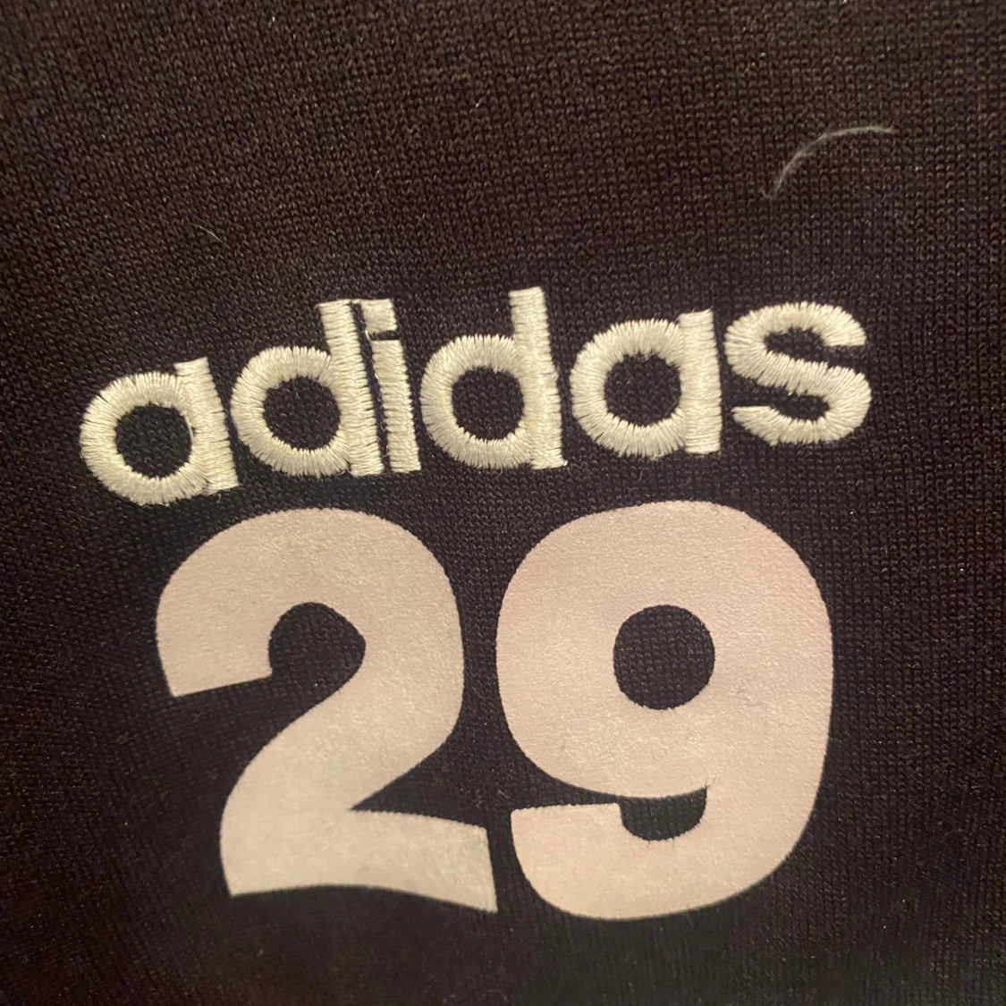 En röd adidas kofta - 93