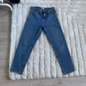 Mörkblåa jeans från lager 157, knappt använda fint skick🙃