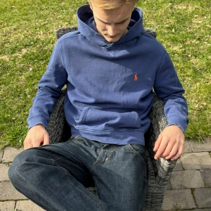 Ralph Lauren hoodie - Marinblå snyggt sliten Ralph Lauren hoodie. Storlek medium. Jag är som referens 186cm lång.