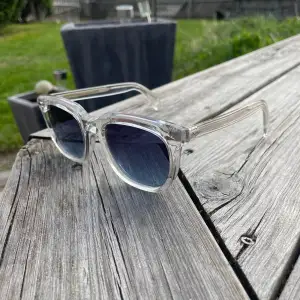 Säljer dessa snygga solglasögon från Moscot/originals NYC i nyskick!  Nypris 3800kr  Säljer för 2000kr 