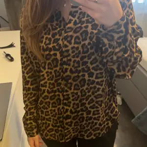 Blus i leopardmönster från H&M ❤️‍🔥 Säljer då den ej längre används  Storlek XS