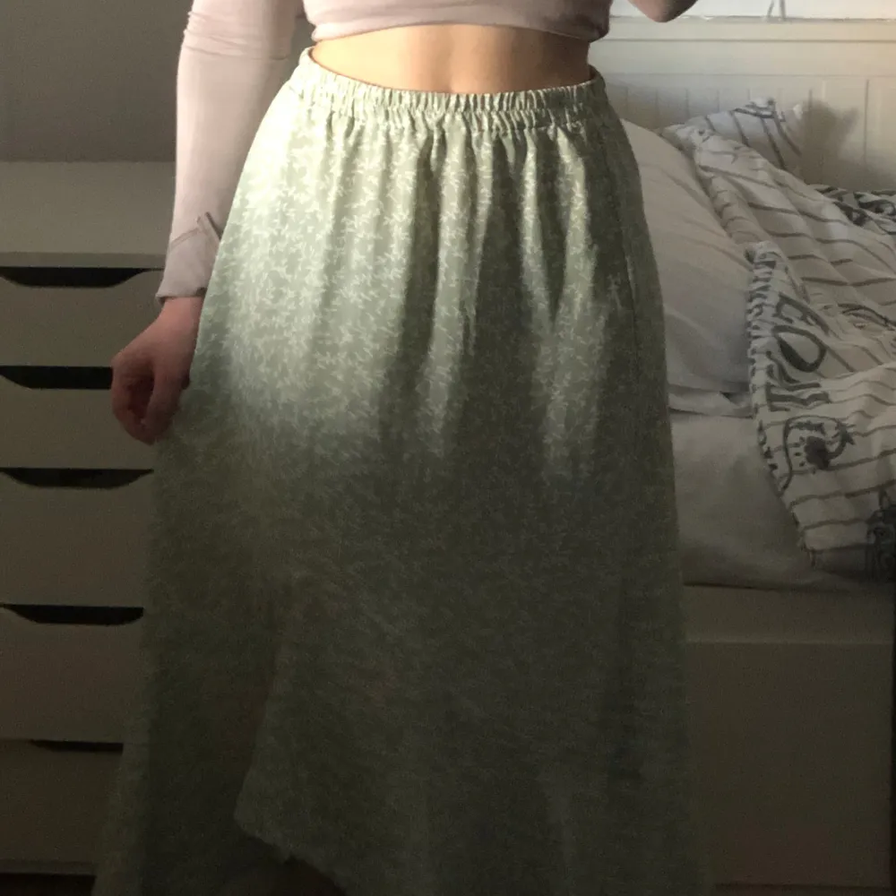 En jättefin grön somrig kjol från Vero Moda. Kjolen har aldrig använts. Den är väldigt tunn men absolut inte genomskinlig så den är perfekt till sommaren. Skriv ifall ni har frågor eller vill ha fler bilder 💕. Kjolar.