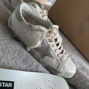 Golden goose - Helt nya golden goose i strl 42 Helt nya och aldrig använda pga för stor storlek. Har äkthetsbevis och kvitto.