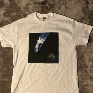 Yung lean & bladee (psykos mearch) - T-Shirt med tryck på fram och baksida, stl: M. Köpt på lean/bladee konserten i London 3/5/24.  oanvänd. T-shirten passar unisex och den är exklusiva för de två konserterna i London och Paris. Lägg prisförslag om ni vill!