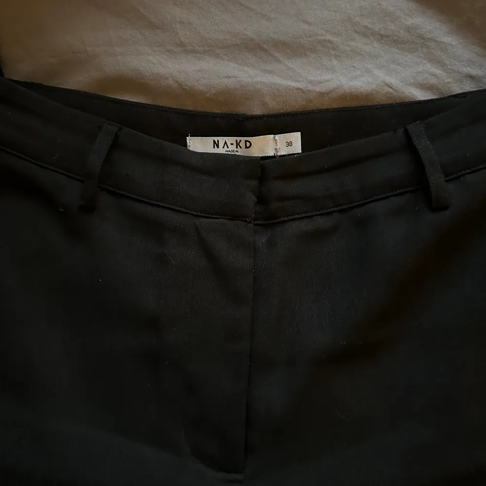 Svarta kostymbyxor från NA-KD Använda mycket men ändå bra skick, säljer då de är för små för mig🥰. Jeans & Byxor.