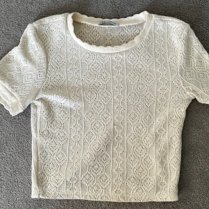 Stickad T-shirt - Hej säljer denna fina stickade tröjor ifrån zara har använt några få gånger.💗
