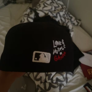 New era keps - Säljer kepsen då den var för liten för mig men den är i bra skick och ser fett bra ut. Det är 59,6cm eller 7 1/2 men tycker den kändes lite mindre