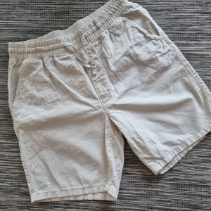 Shorts i linnemix Vailent. - Ljusa shorts från Vailent, köpta på Carlings. 55% linne och 44% bomull. Storlek S, fint skick.
