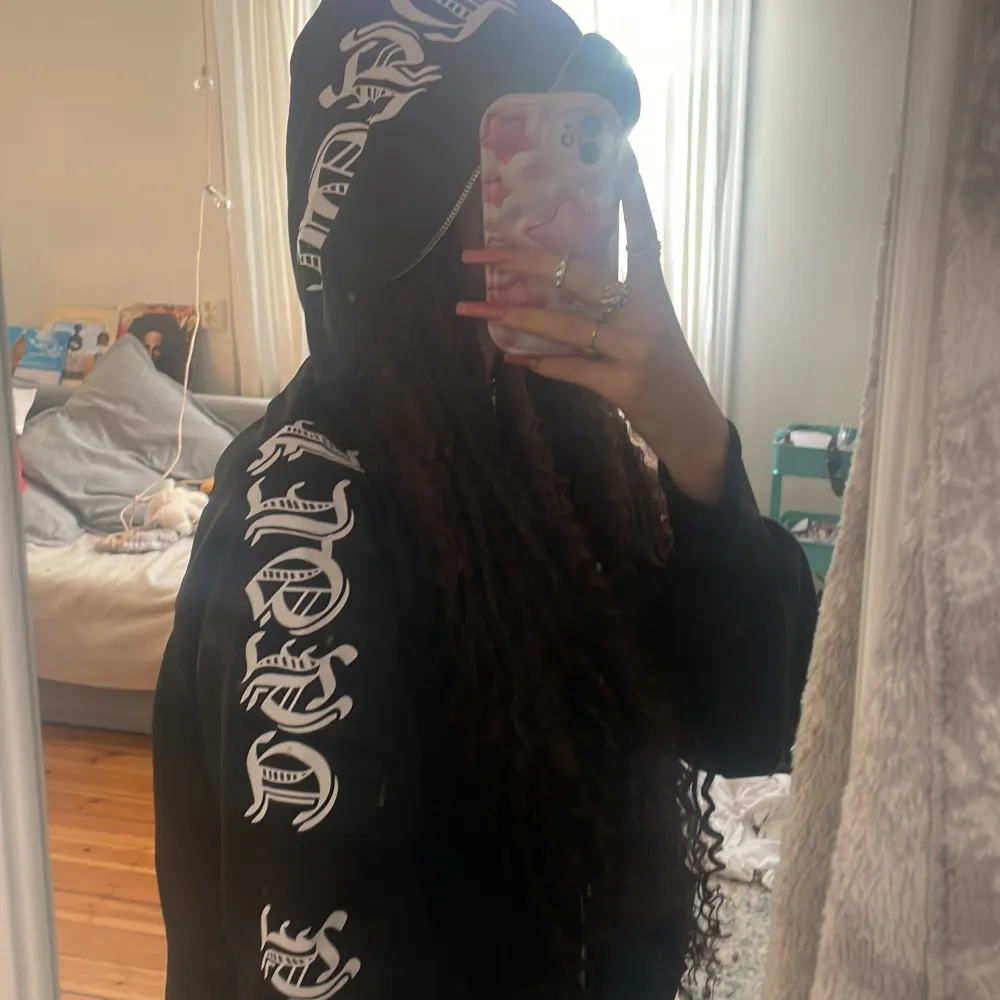 Jätte fin hoodie köpt från shein. Oversized så passar mig som är s-m.. Hoodies.