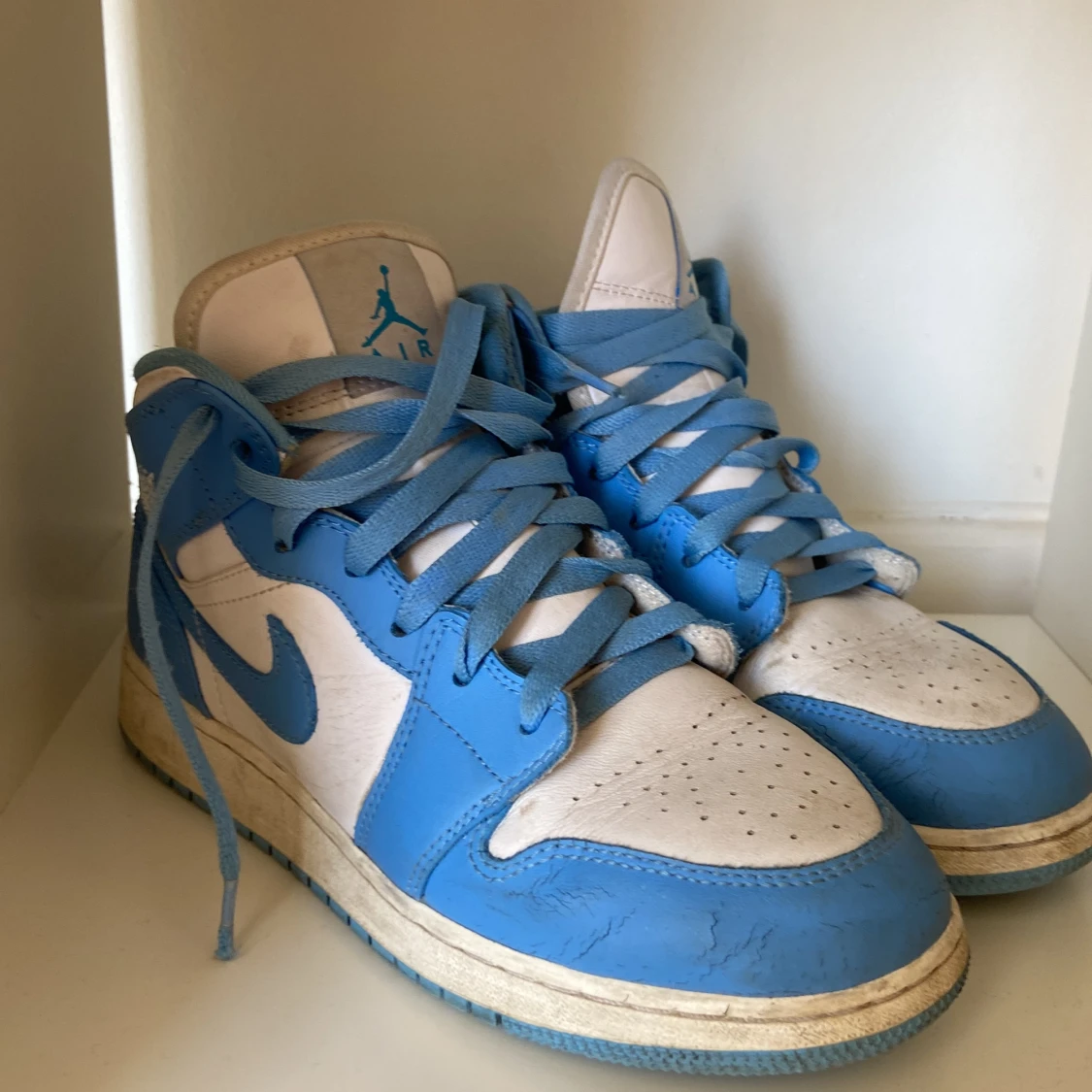 Jordan 1 unc blue i storlek 39!