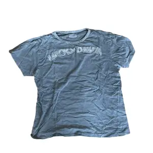 en riktigt fet t-shirt med en logo där det står ”lucky devil”, säljs för 50kr. storlek: S i herr