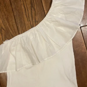 INTRESSEKOLL - ⚠️Lånad bild⚠️ Intressekoll på min tröja💕 ”Säljer” då jag köpt en annan liknande. Kom med förslag på vad ni skulle kunna betala. Kan vara ganska flexibel med pris men vill helst inte gå lägre än 100.💘strl 152 men sitter som xs.💘 TRYCK EJ PÅ KÖP NU!!!!!