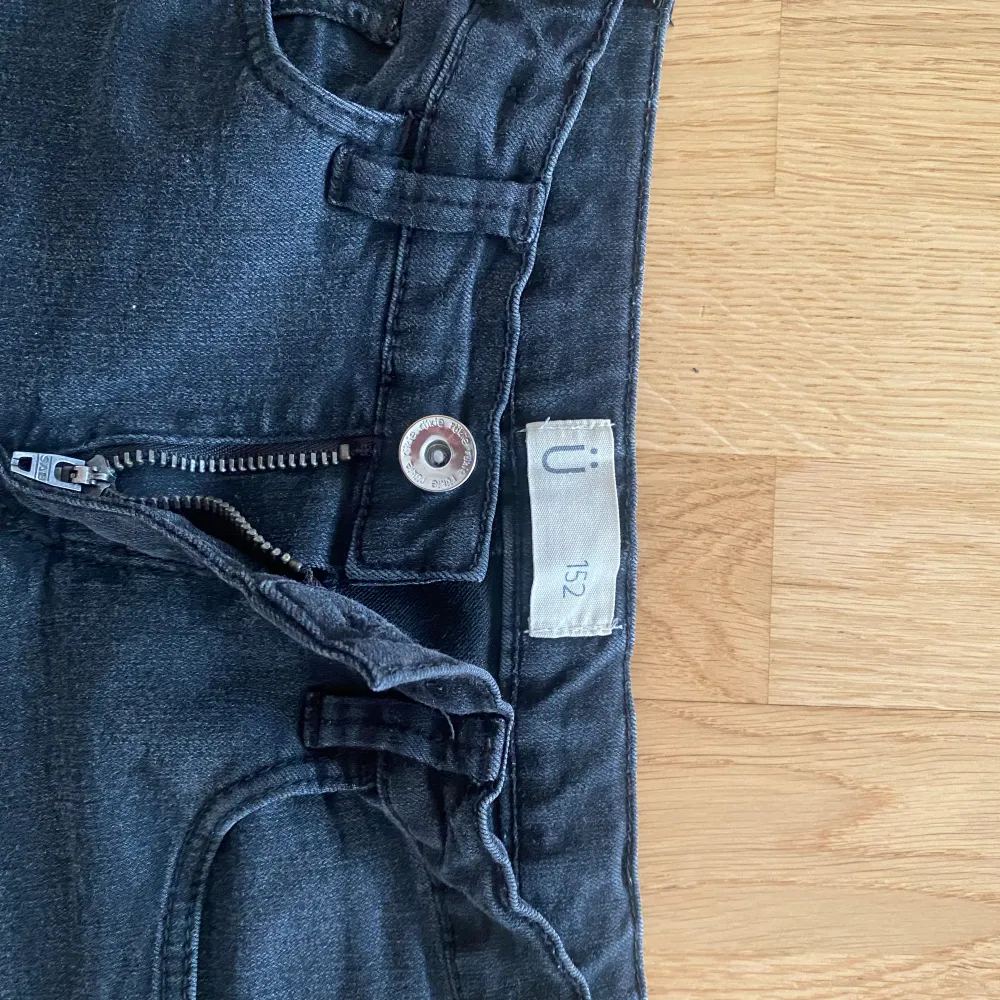 Super fina bootcut jeans från Kappahl💕 Perfekt om du har Stockholmstil 😍 Storlek: 152 Skick: Mycket bra  Rensar mitt garderob just nu, kolla gärna in! 💘 Skickar direkt imorgon efter att du har köpt 💘 . Jeans & Byxor.