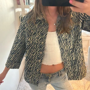 Zebra jacka  - Jeans jacka Trekvartsärmad i zebramönster!